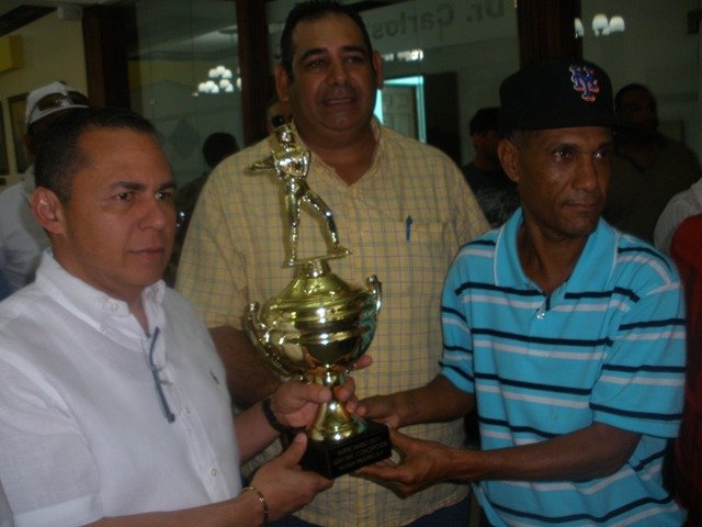 Alcalde recibe  Copa del campeonato de manos de Antonio Concepción 